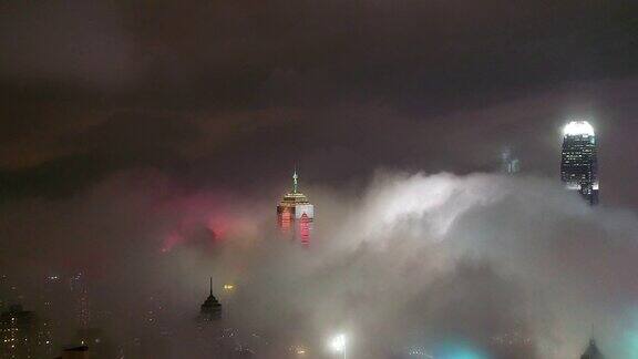 照亮了香港的摩天大楼和浓雾