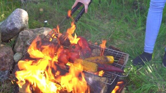 烤蔬菜的人用慢动作燃烧的火稳定的射击