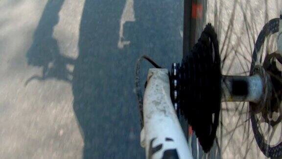 运动中的自行车齿轮和骑自行车者的影子