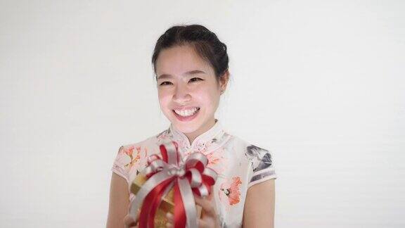 亚洲女性在中国的新年打开礼品盒时兴奋而快乐