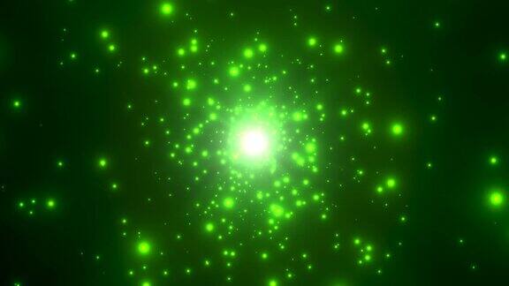 在黑暗的背景上飞行绿色的小粒子和星星