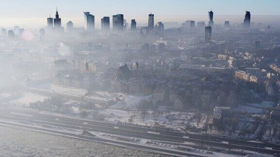 冬季华沙的被雾覆盖无人机的观点