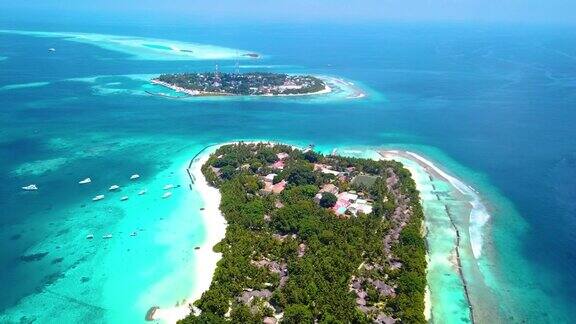 无人机在马尔代夫的热带岛屿Kuramathi岛上飞行