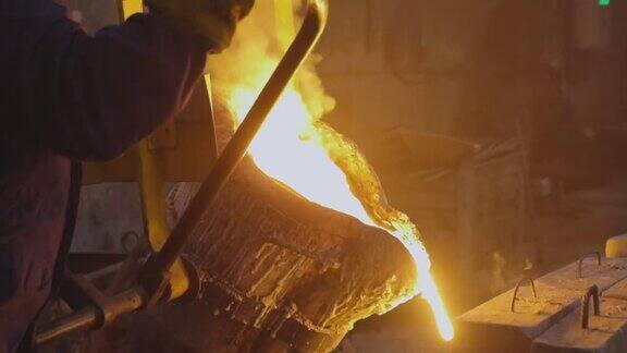 烧红的金属在工厂里冶炼金属热烧红的金属