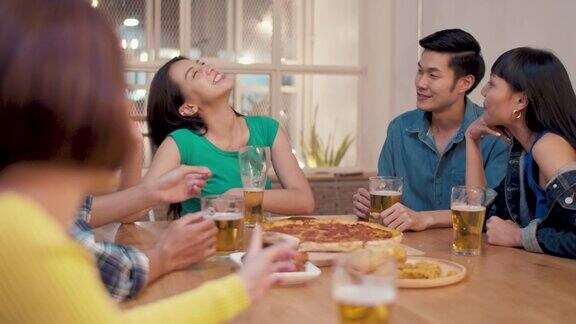 集团快乐的亚洲朋友有乐趣和享受啤酒在家里朋友用餐和派对
