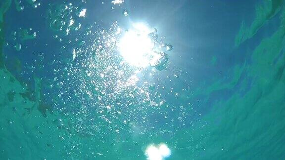 自下而上:气泡漂浮在平静的海洋表面