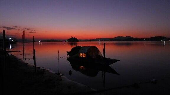 夕阳中的小船唯美画面