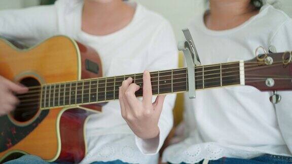 正在弹吉他的小女孩特写