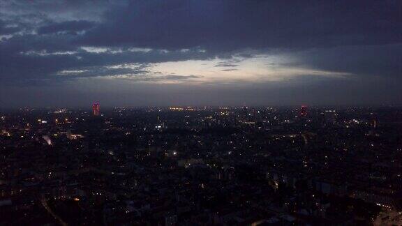 意大利夜晚时间日落天空米兰城市景观航拍全景4k