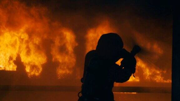 慢镜头:消防队员在火焰中训练