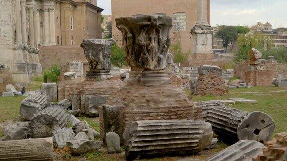 意大利罗马的地面上有很多碎石和大石块