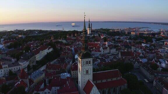 爱沙尼亚塔林美丽的夏日黄昏全景