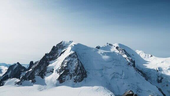 勃朗峰全景被冰山和雪覆盖的尖峰