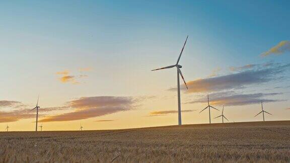 黄昏时分风力涡轮机在乡间旋转