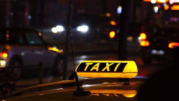 夜间照明的出租车标志