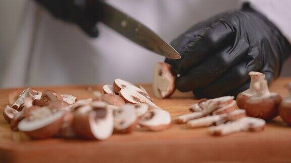 厨师用一把大刀切香菇