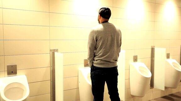 男人在公共厕所