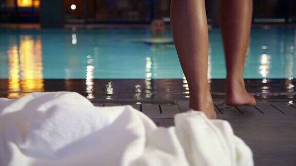 一个女人在酒店靠近游泳池