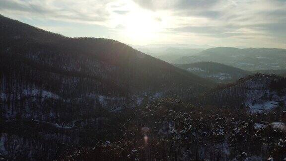 大疆mini2无人机在雪山上空拍摄的4k视频