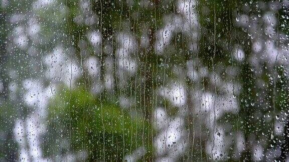 雨滴落在窗户上