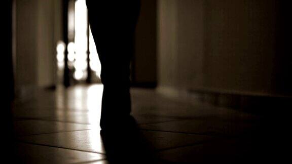 剪影的时装模特女性走在一个黑暗的走廊在高山鞋