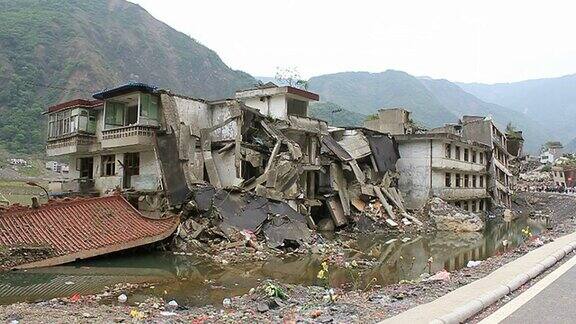 四川地震毁了