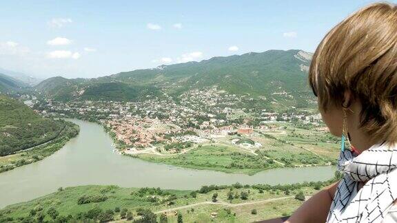 女孩从格鲁吉亚东正教修道院Jvari望向山上的Mtskheta