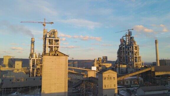 工业生产区水泥厂高架结构及塔式起重机鸟瞰图