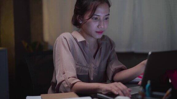 年轻的亚洲女性自由职业者在工作时打盹或打瞌睡