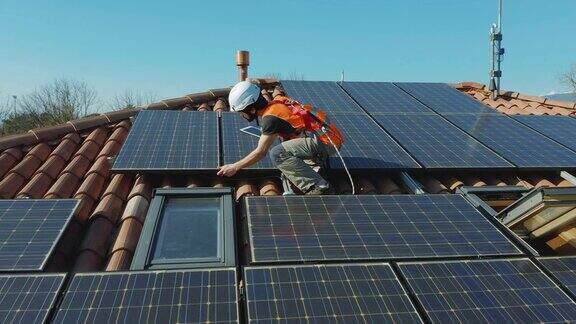 电工安装和维护安装在家庭屋顶的太阳能光伏板生态