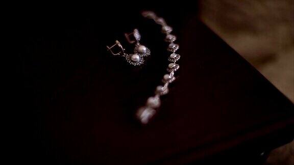 珍珠项链和耳环