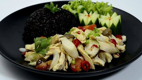 鸡肉辣味蔬菜沙拉米饭米饭泰国菜融合健康清洁食品和减肥食品