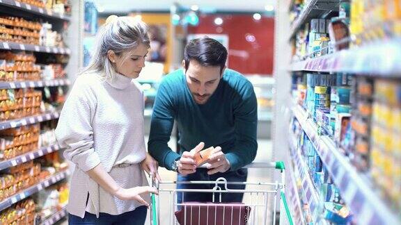 夫妇俩在超市购物