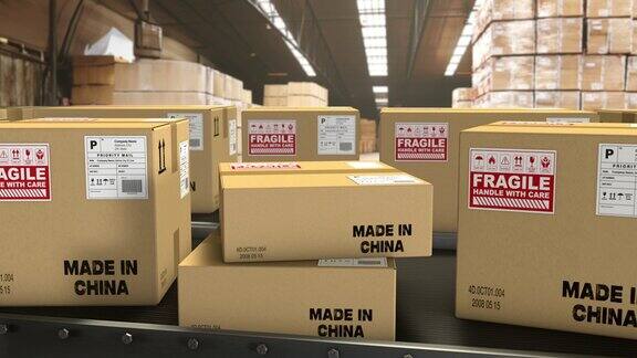 在一个仓库里传送带上的箱子上写着“中国制造”
