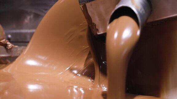 工厂生产巧克力融化的巧克力特写镜头