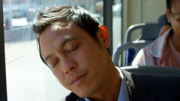 男性通勤者在乘坐4k巴士时睡觉