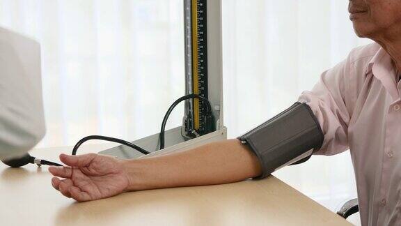 医生在诊所为老人测量血压