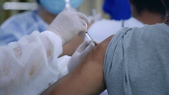 医生正在病人的肩膀上注射疫苗