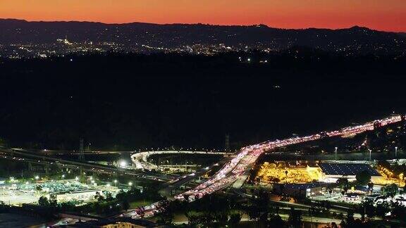 傍晚的帕萨迪纳高速公路的向上倾斜的空中摄影