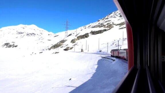 红色火车在伯里纳山口冬季