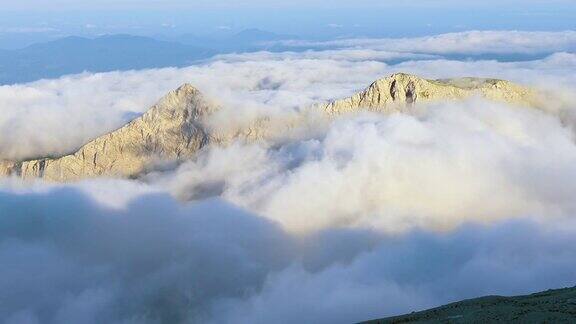 山峰被云包围时光流逝