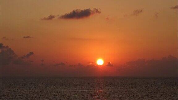 海岸的海洋红色的夕阳