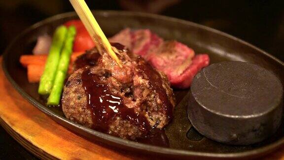 热板和牛牛肉汉堡日本食物