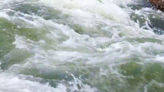 山涧河水以瀑布湍急的水流为背景特写湍急的水流