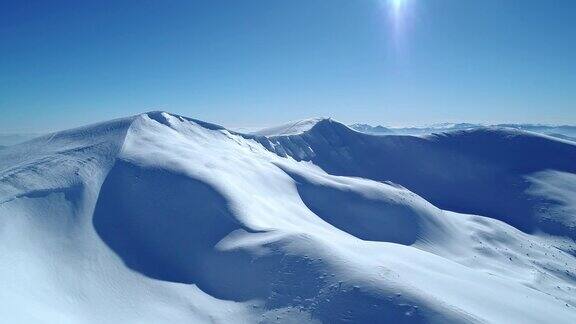 壮丽的雪堆的迷人景色
