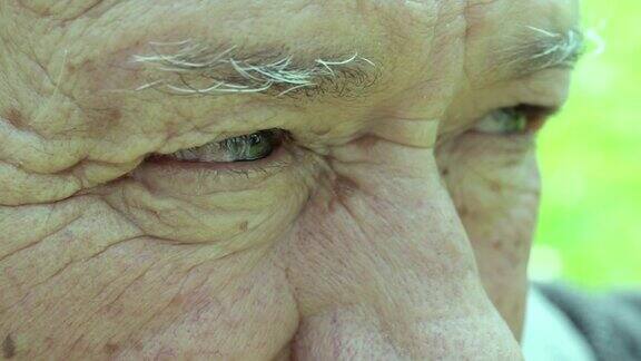 非常老的人睁开眼睛:特写肖像