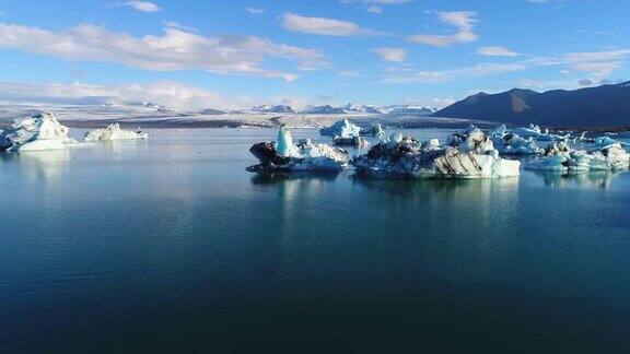 4K空中电影飞越冰川碎片泻湖冰岛Jokulsarlon