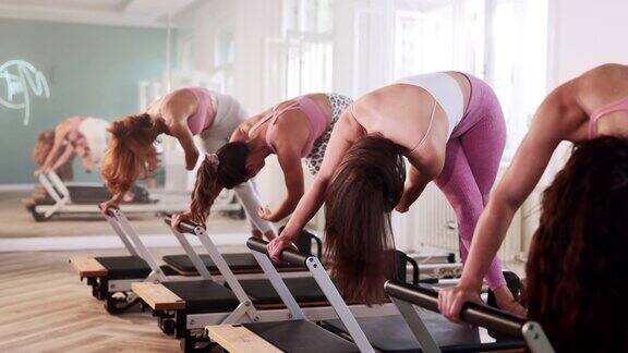 一组女性运动员在普拉提机器上锻炼