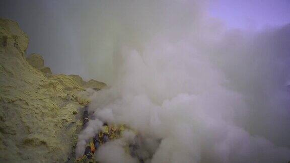 4K倾斜硫磺烟雾在卡瓦伊珍Vocalno在印度尼西亚