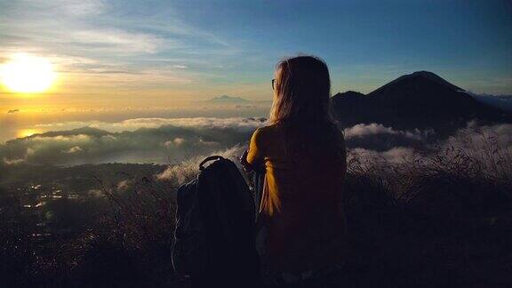 女孩欣赏从巴图尔火山山印尼巴厘岛的景色